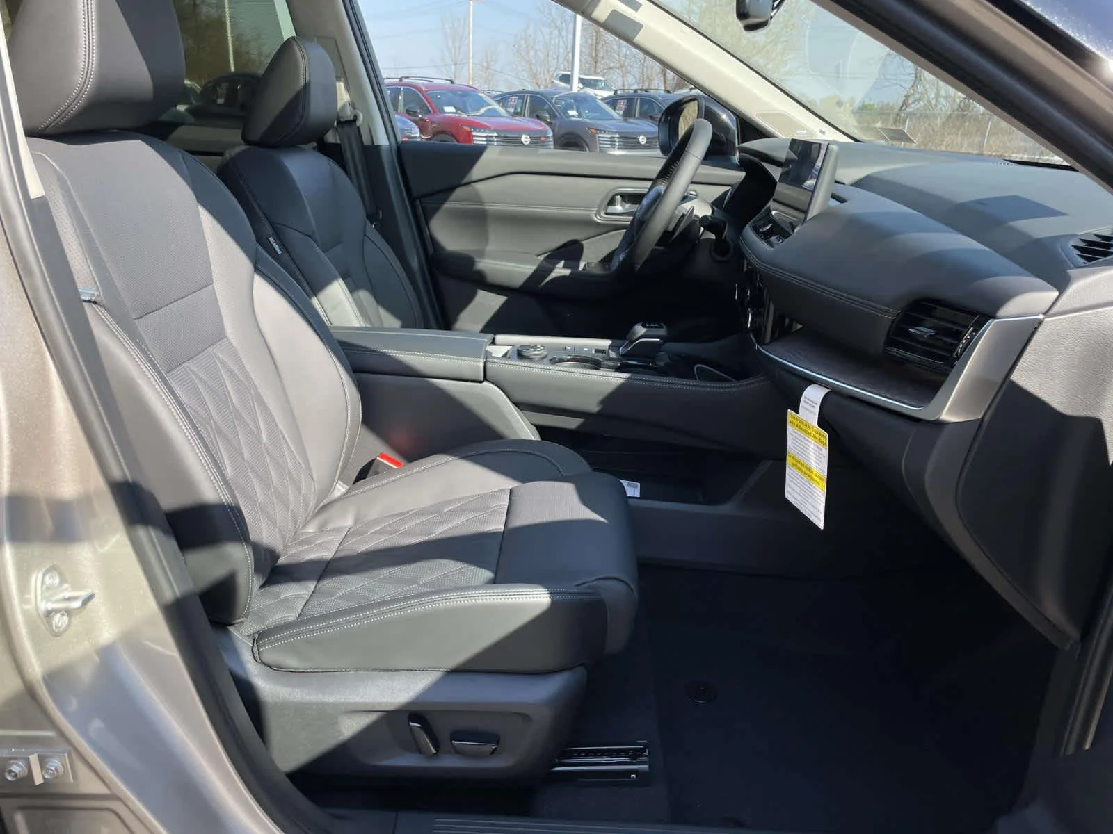 New 2026 Champagne Silver Metallic/Super Black Nissan Platinum image 22