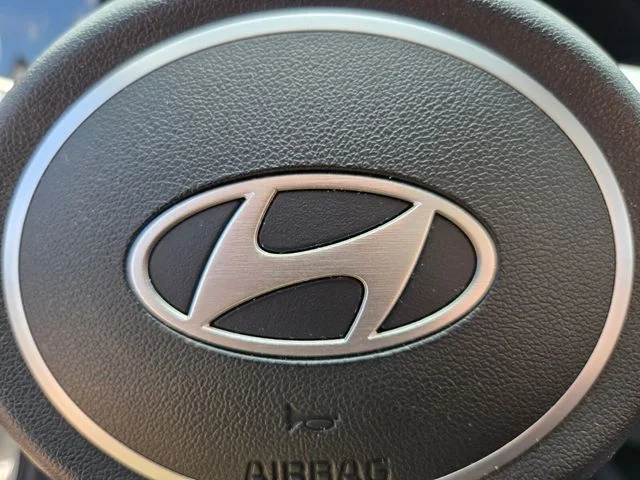 Used 2025 White Hyundai SEL Convenience image 30