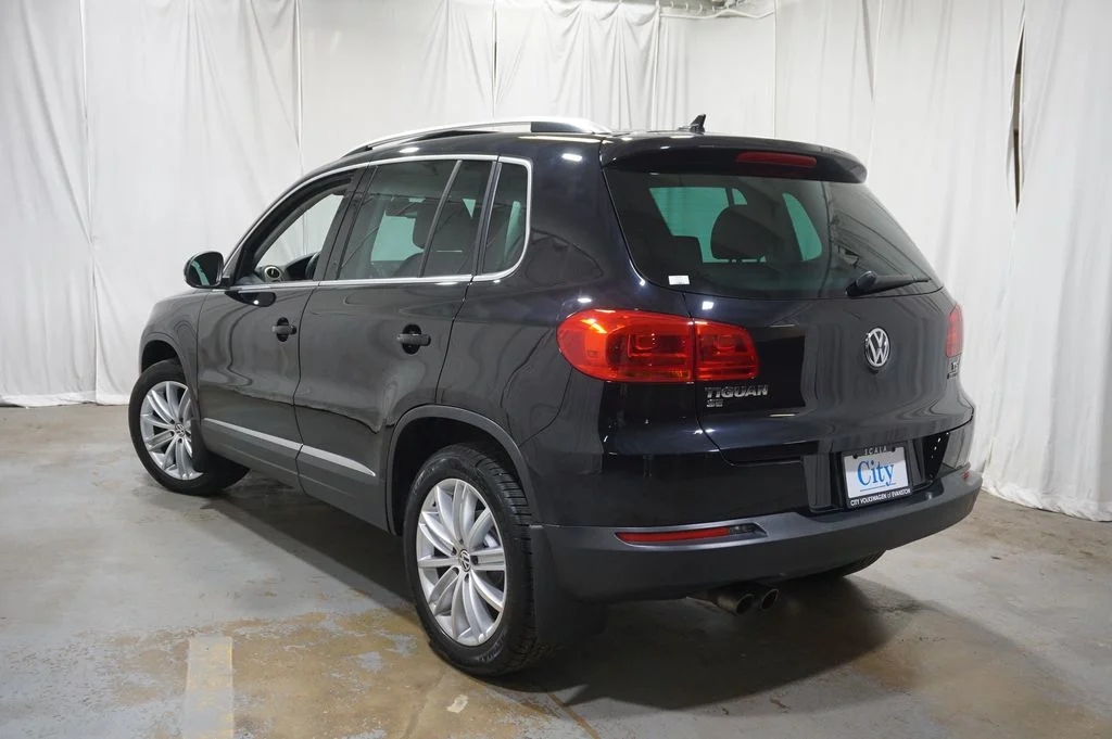 Used 2016 Deep Black Pearl Volkswagen SE image 13