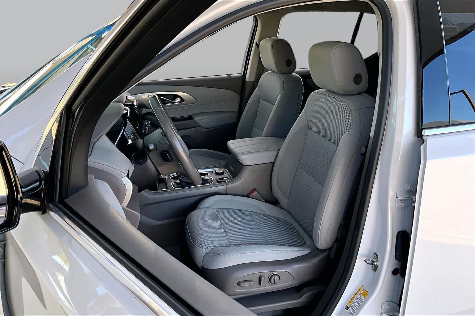 Used 2018 Iridescent Pearl Tricoat Chevrolet LT Cloth image 8