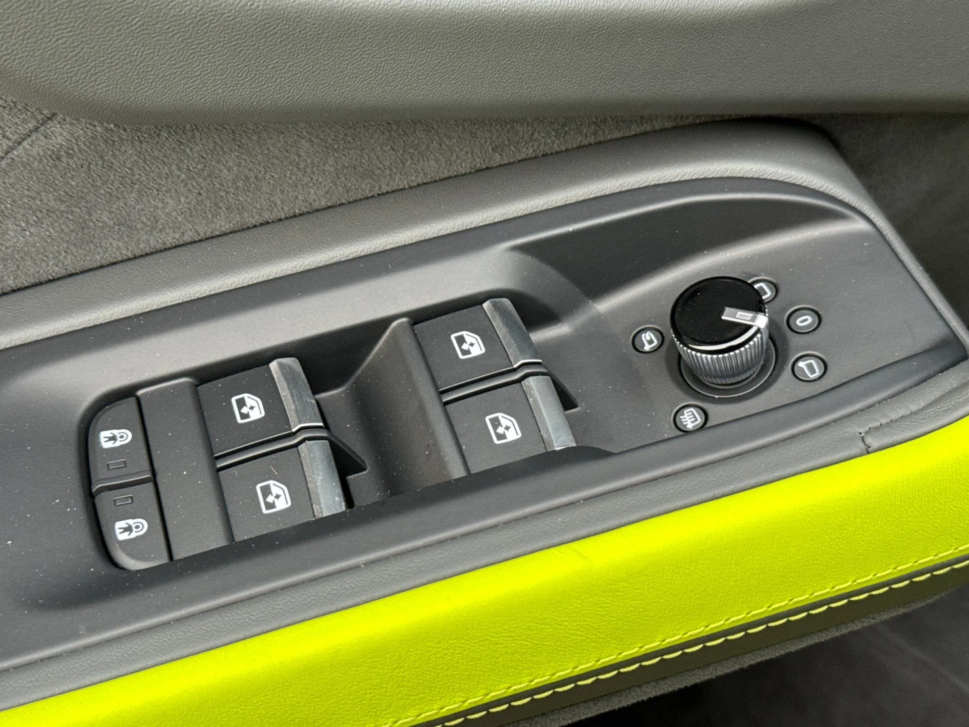 New 2025  Lamborghini SE image 16