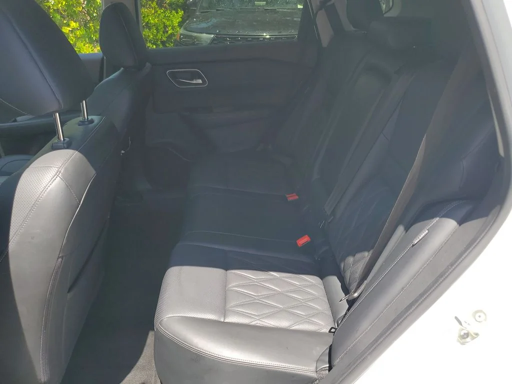 Used 2023 White Nissan Platinum image 13