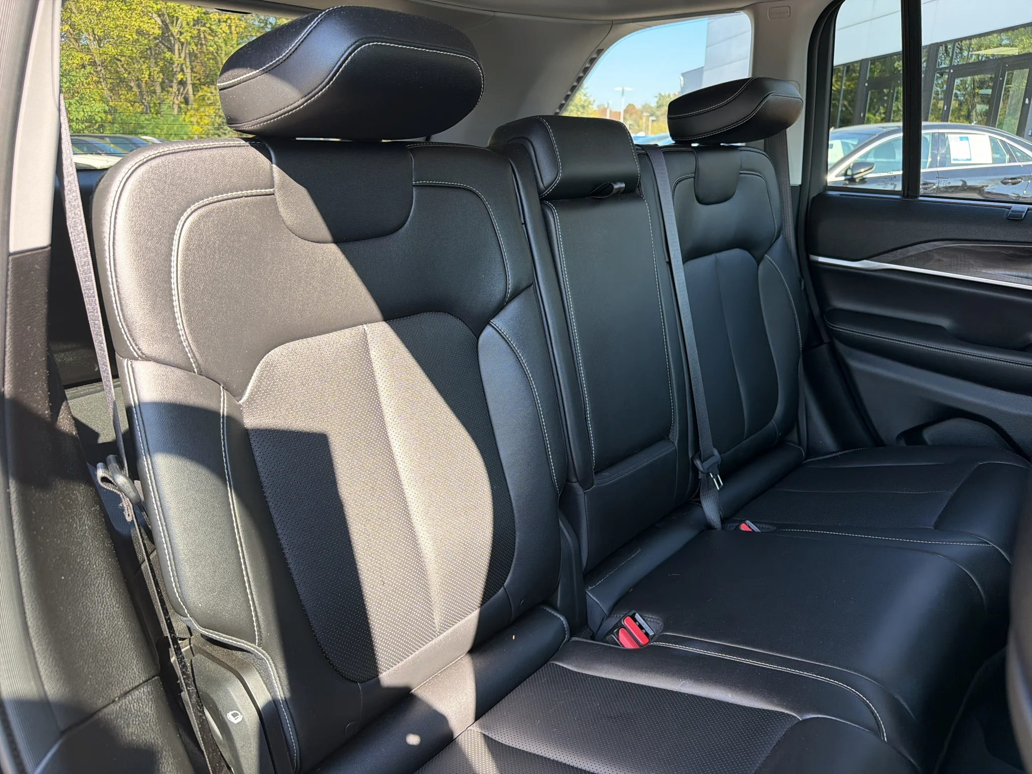 Used 2023 Diamond Black Crystal Pearlcoat Jeep Limited image 4