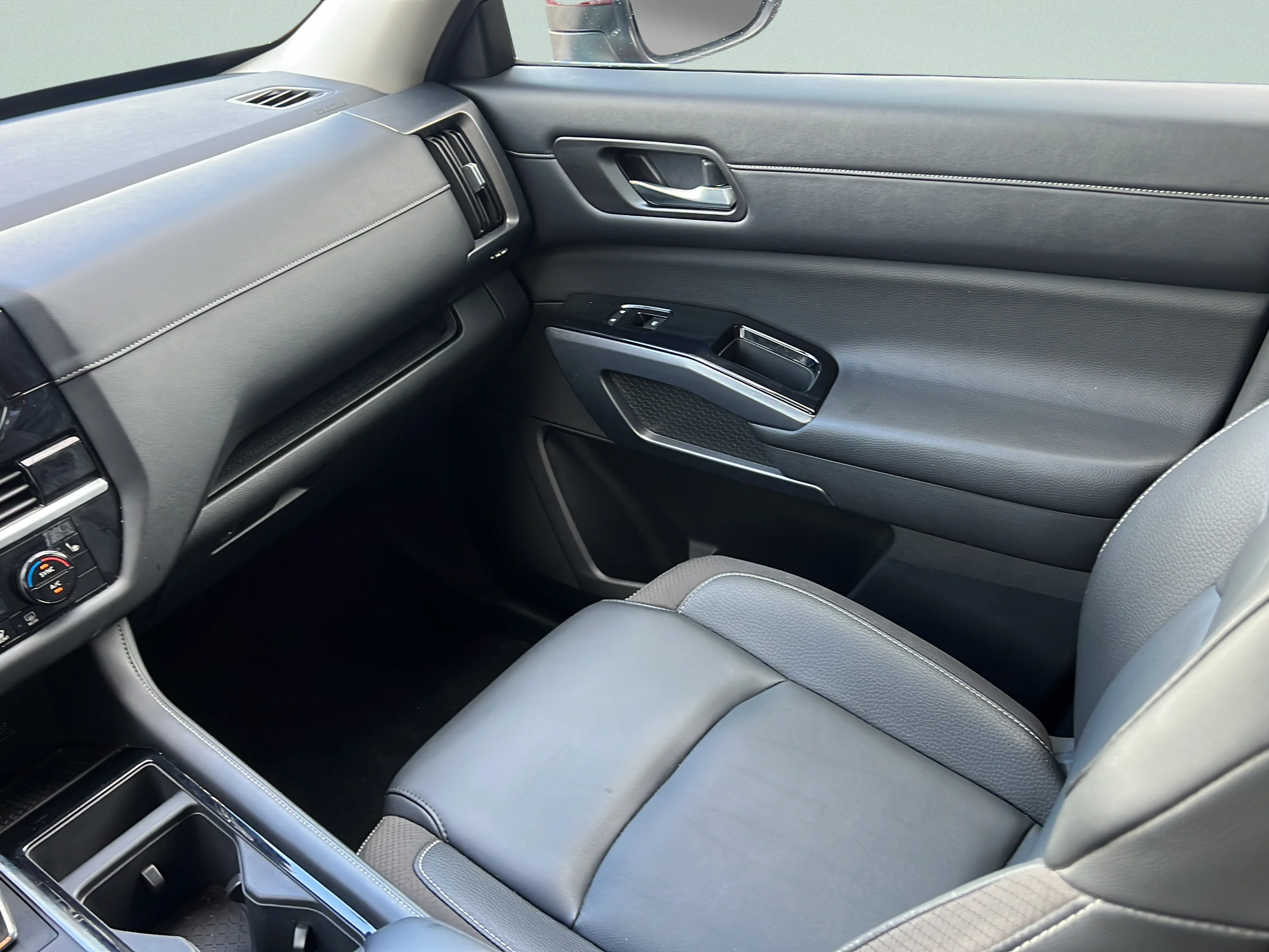 Used 2023 Scarlet Ember Tintcoat Nissan SL image 16