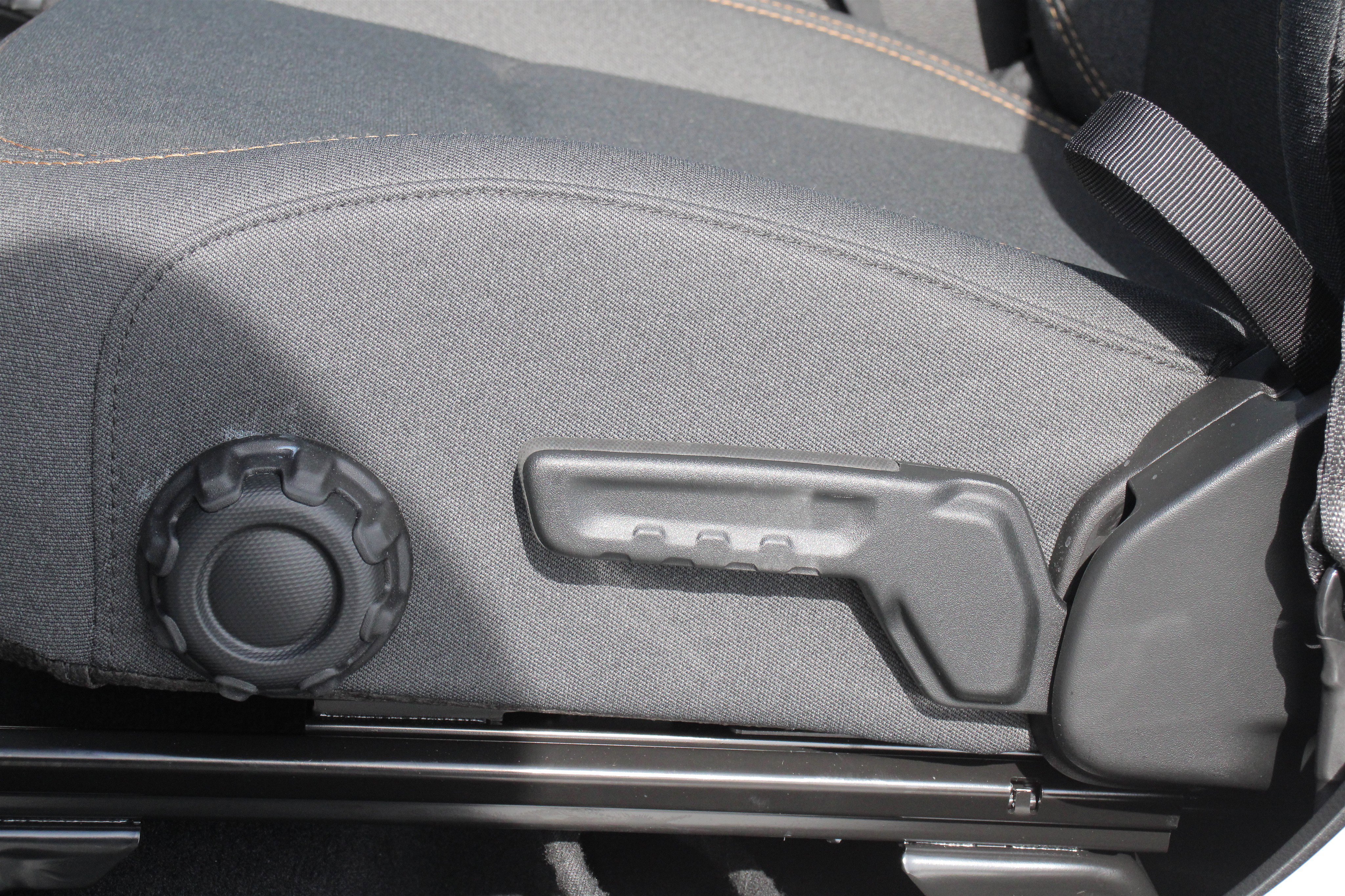 New 2026 Bright White Clear-Coat Exterior Paint Jeep Sport S image 4