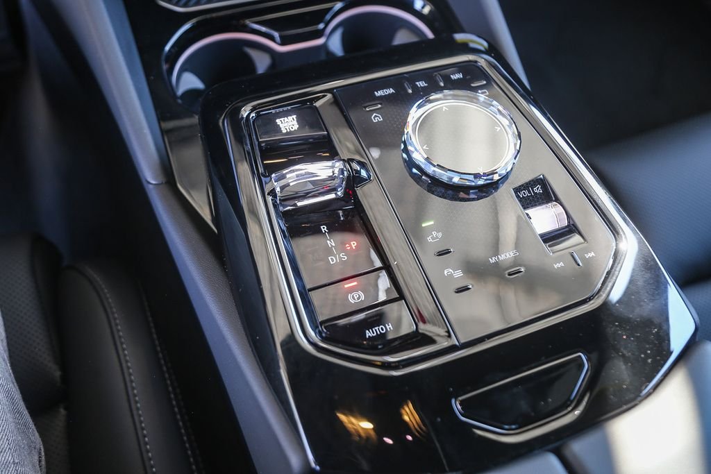 New 2027 Brooklyn Grey Metallic BMW 550e xDrive image 15