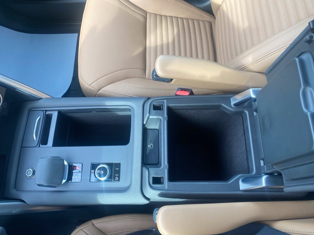 Used 2025  Land Rover Dynamic SE image 26