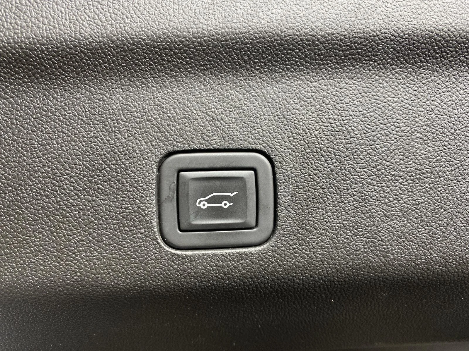 Used 2023 Iridescent Pearl Tricoat Chevrolet Premier image 31