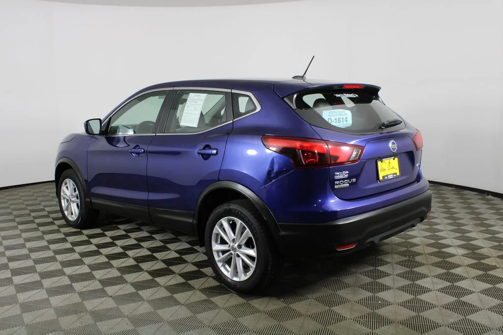 Used 2017 Blue Nissan S image 4