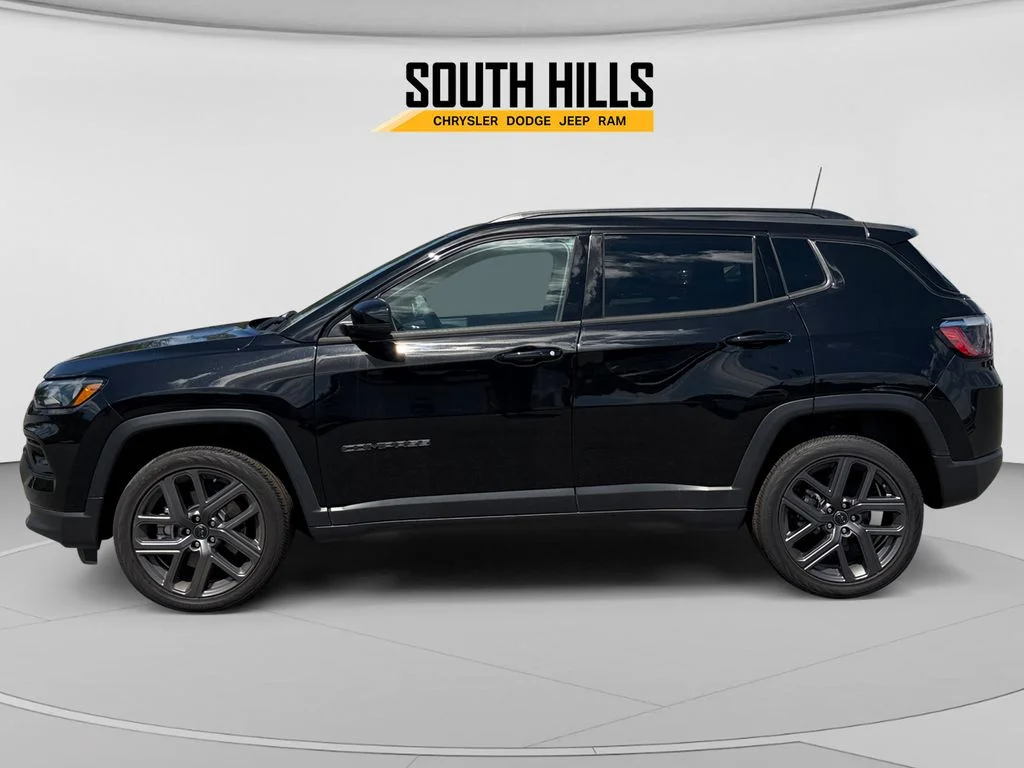 New 2026 Diamond Black Crystal Pearl-Coat Exterior Paint Jeep Limited image 2
