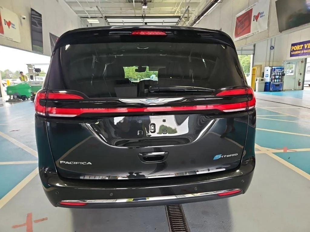 Used 2021 Black Chrysler Touring L image 2