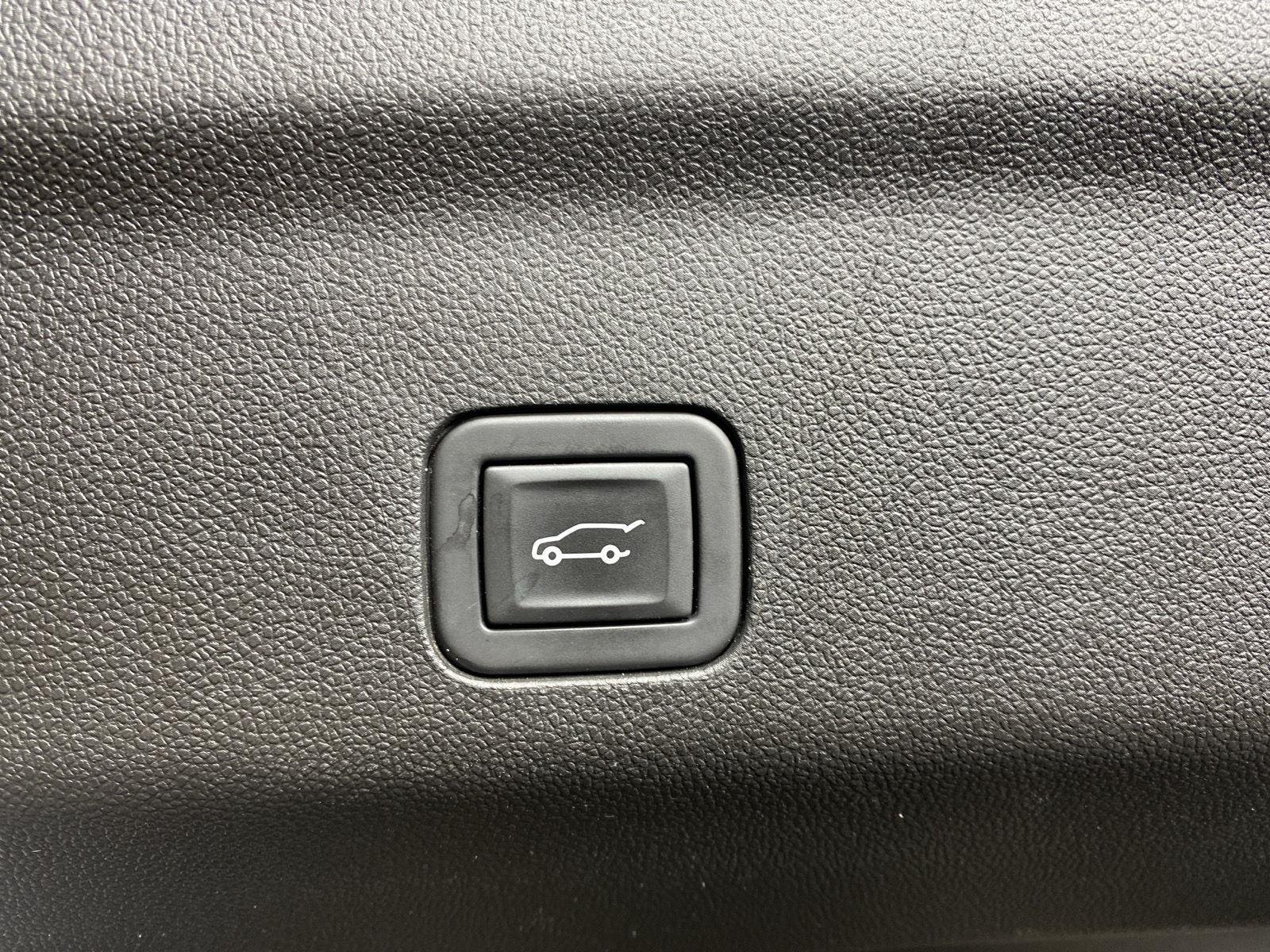 Used 2023 Iridescent Pearl Tricoat Chevrolet Premier image 31
