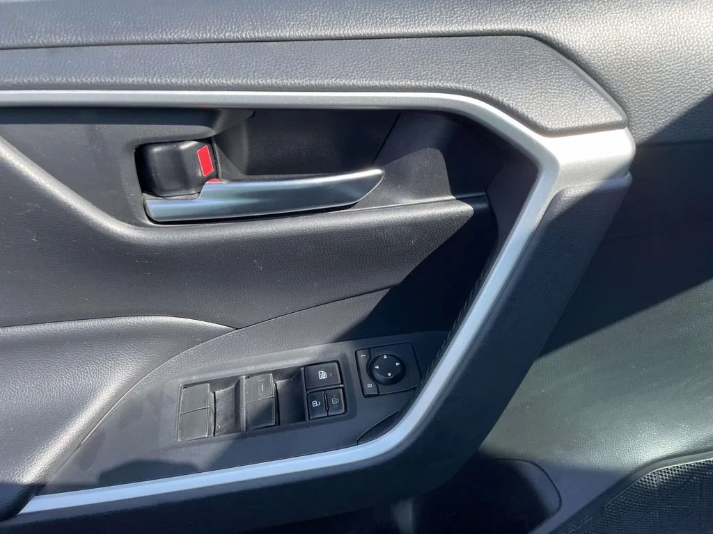 Used 2019  Toyota XLE image 17