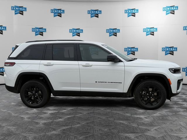 New 2026 Bright White Clear-Coat Exterior Paint Jeep Altitude image 6