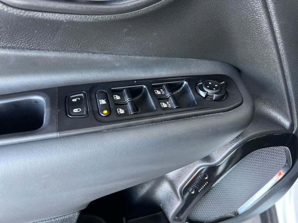 Used 2023 White Jeep Altitude image 37