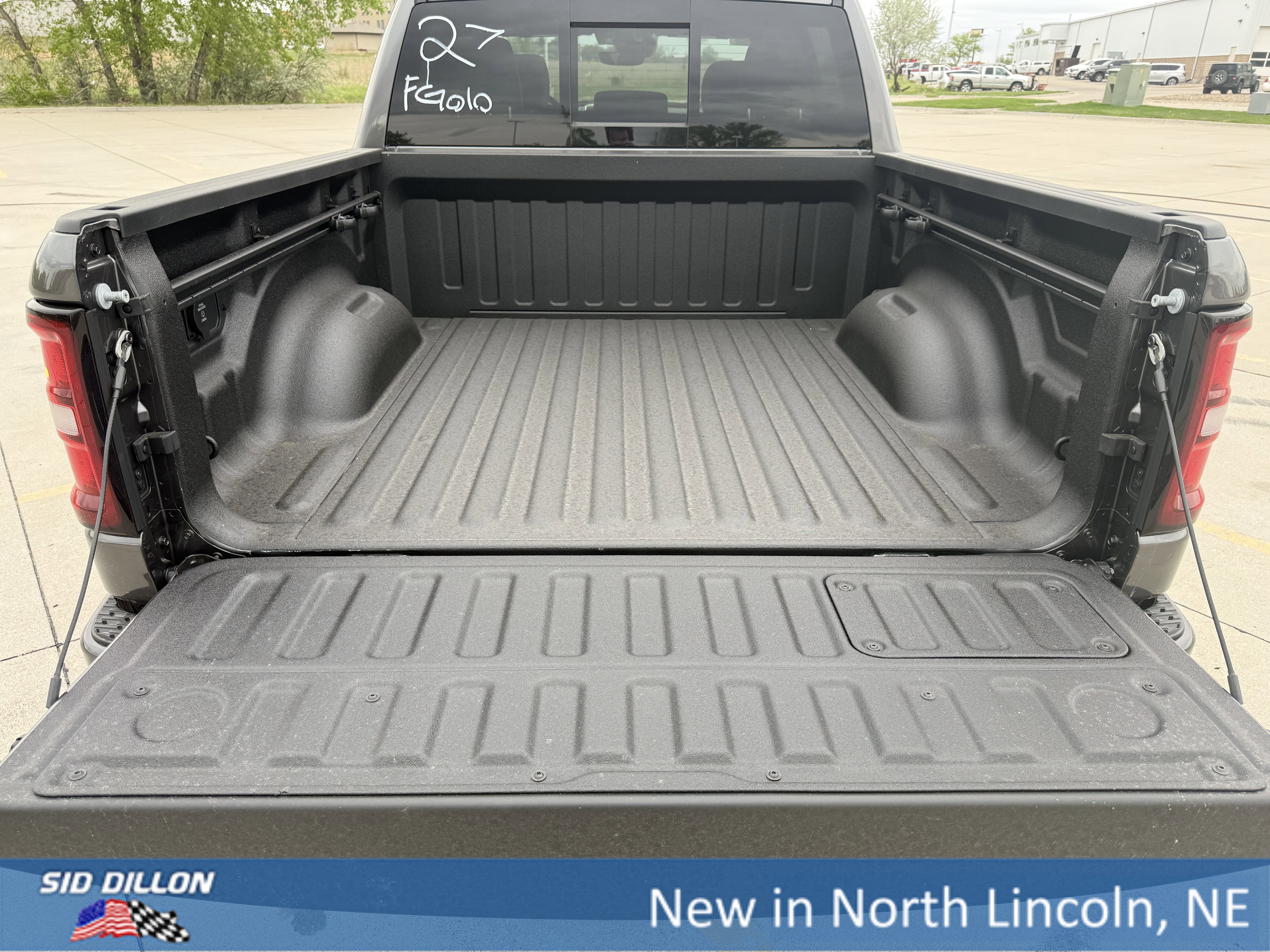 New 2026 Granite Crystal Metallic Clear-Coat Exterior Paint RAM Laramie image 7