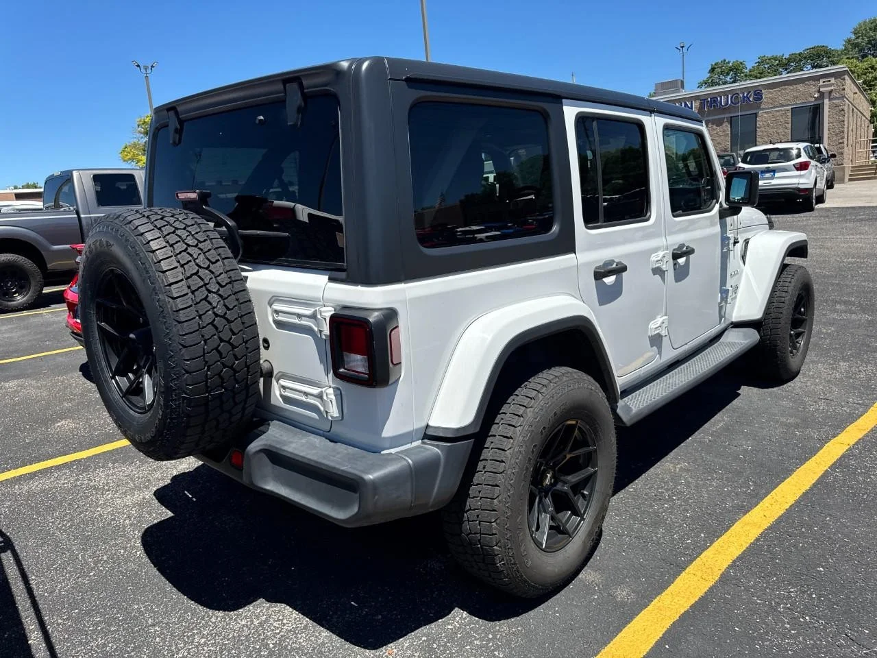 Used 2019 Bright White Clearcoat Jeep Sahara 4x4 image 8