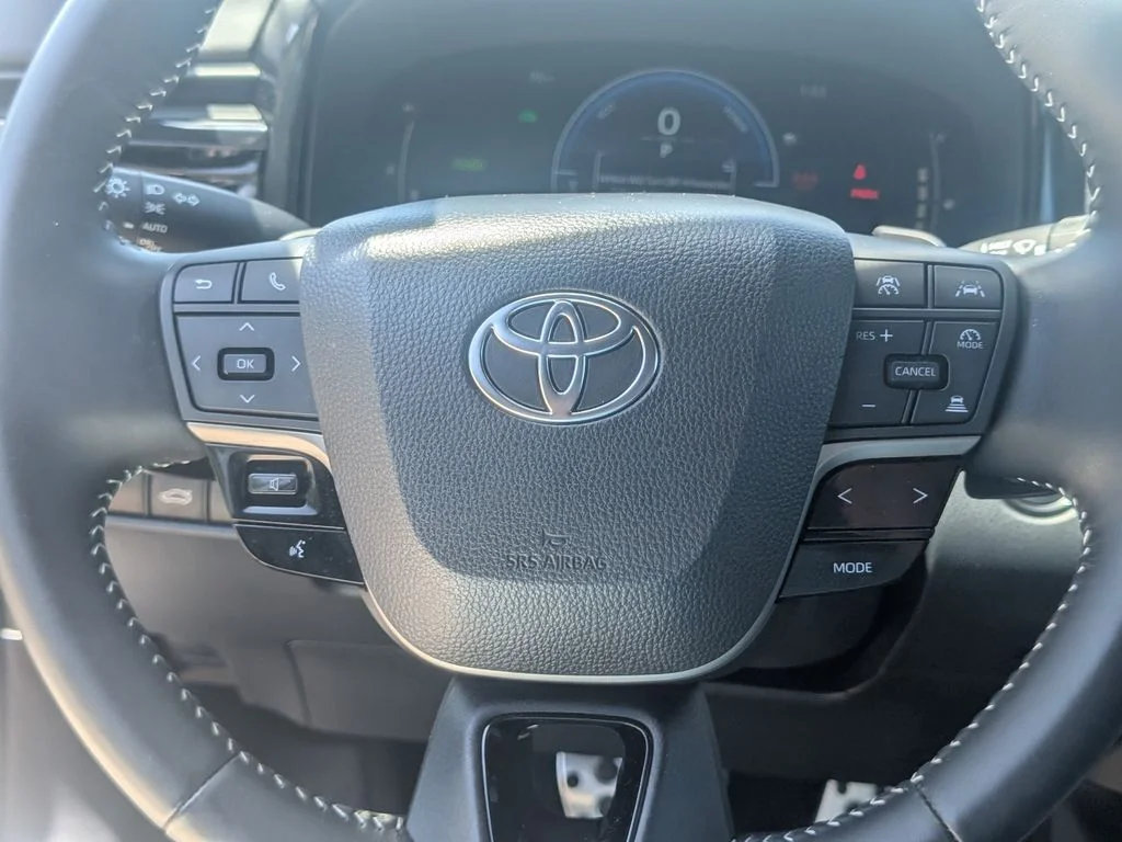 Used 2025  Toyota SE image 15