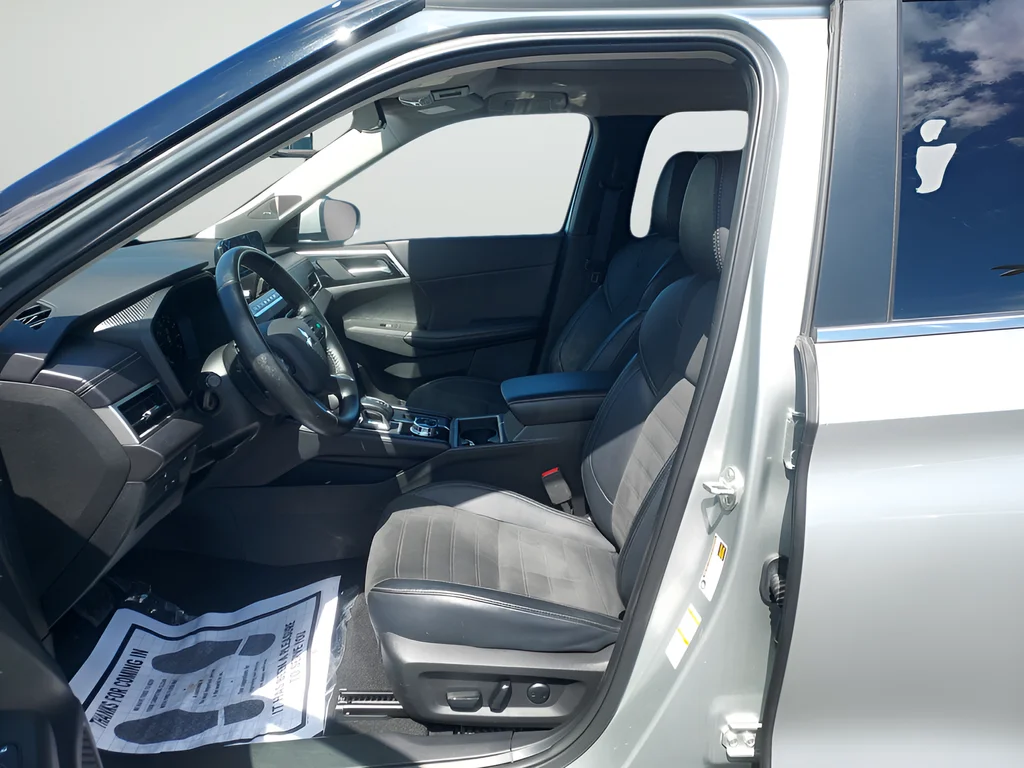 Used 2024  Mitsubishi SE image 9