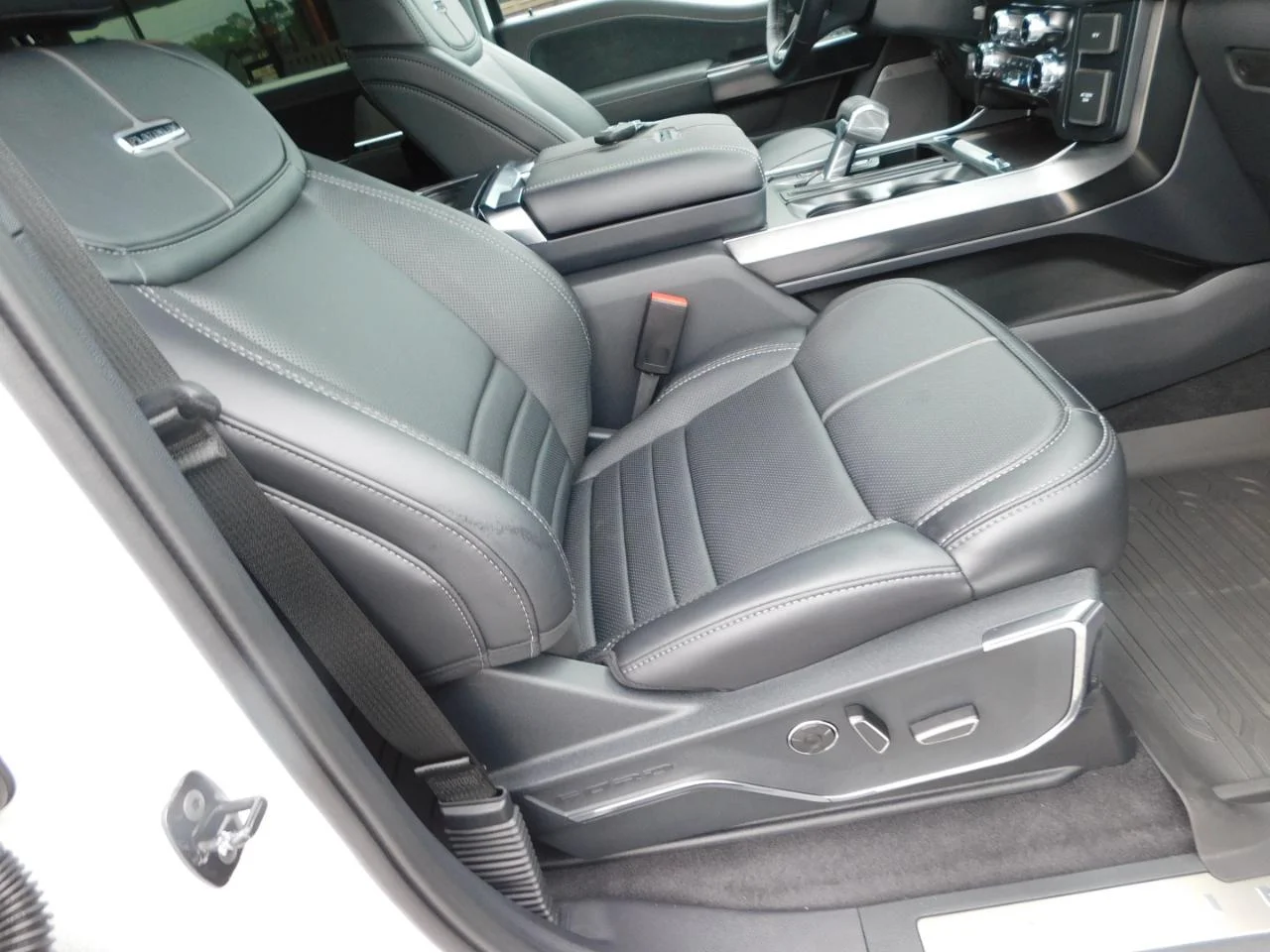 New 2026 Star White Metallic Tri-Coat Ford Platinum® image 20