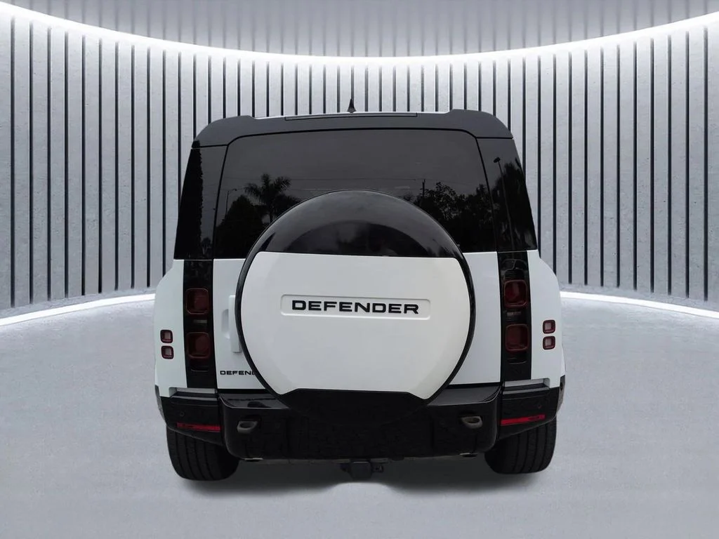 Used 2024  Land Rover X-Dynamic SE image 4
