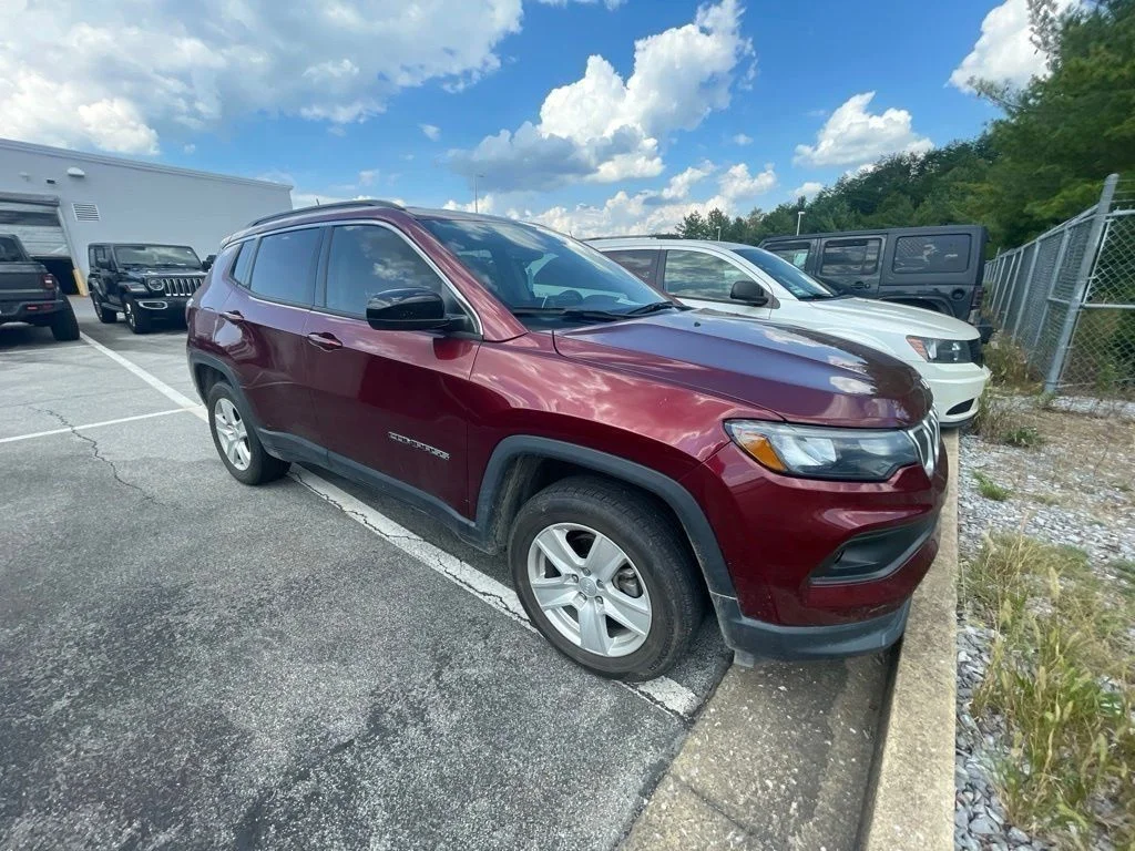 Used 2022 Red Jeep Latitude image 5