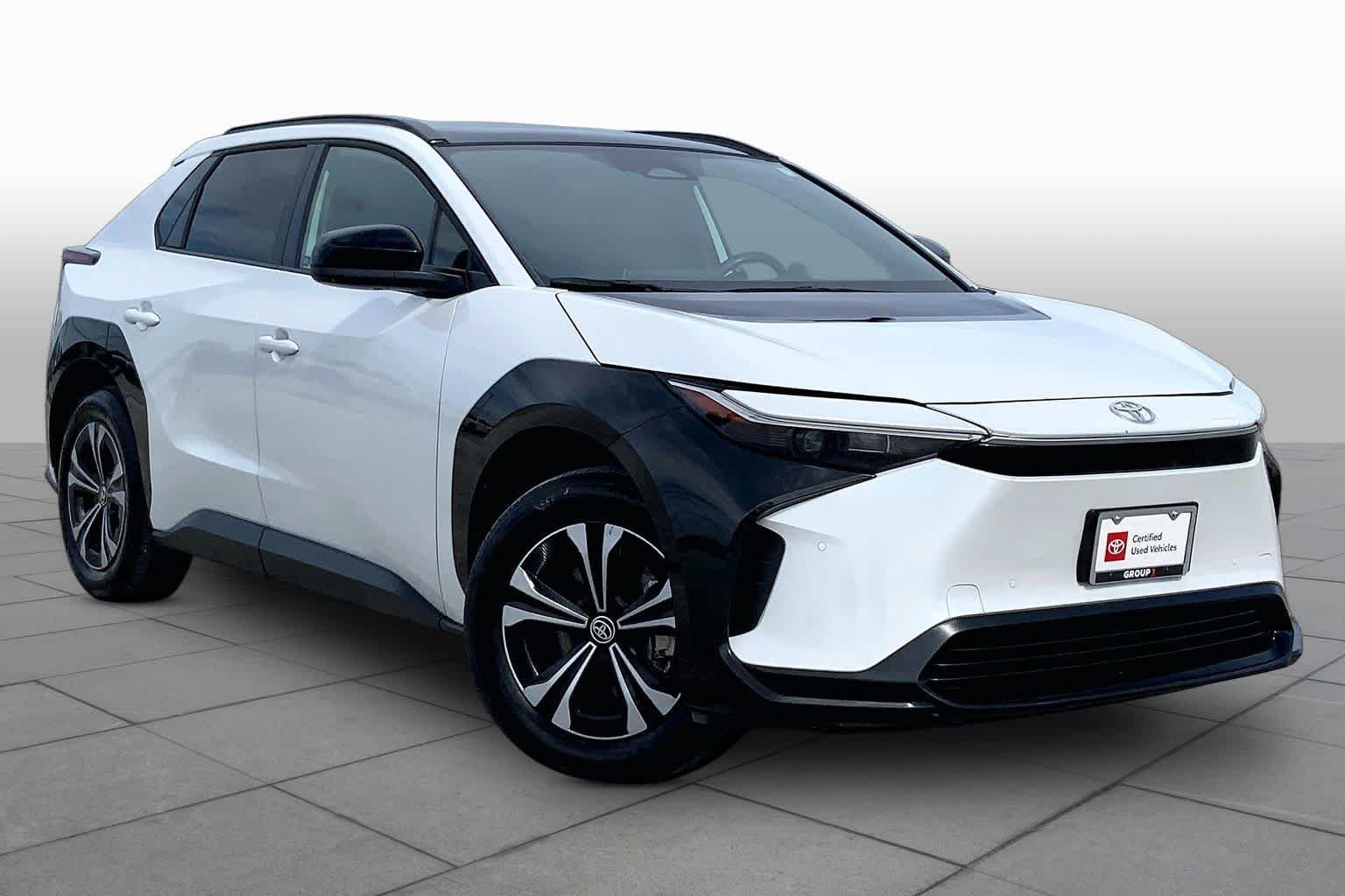 Used 2025 Wind Chill Pearl Toyota XLE image 2