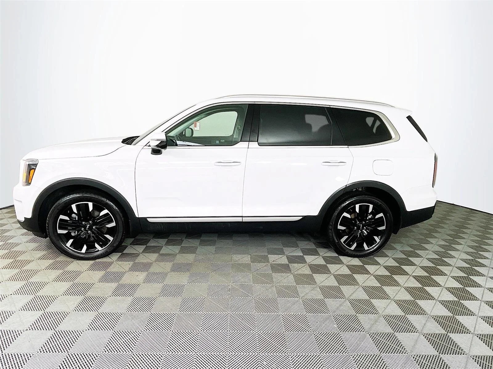 Used 2024 Glacial White Pearl Kia SX-Prestige image 4