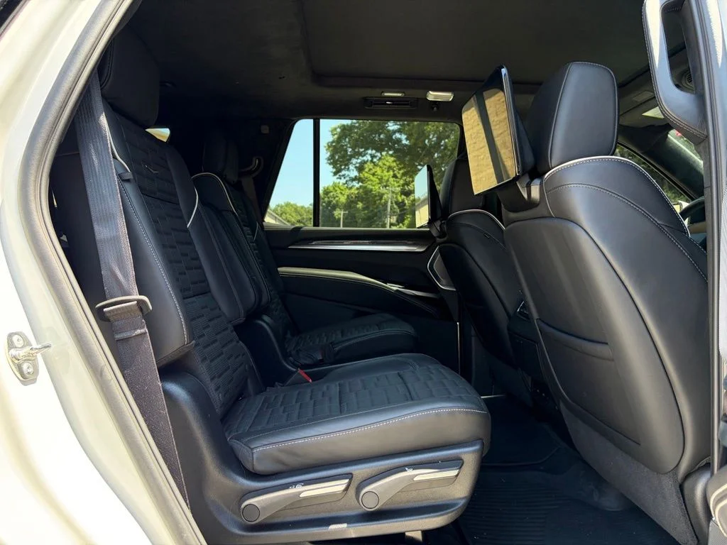 Used 2025 White Cadillac V-Series image 20