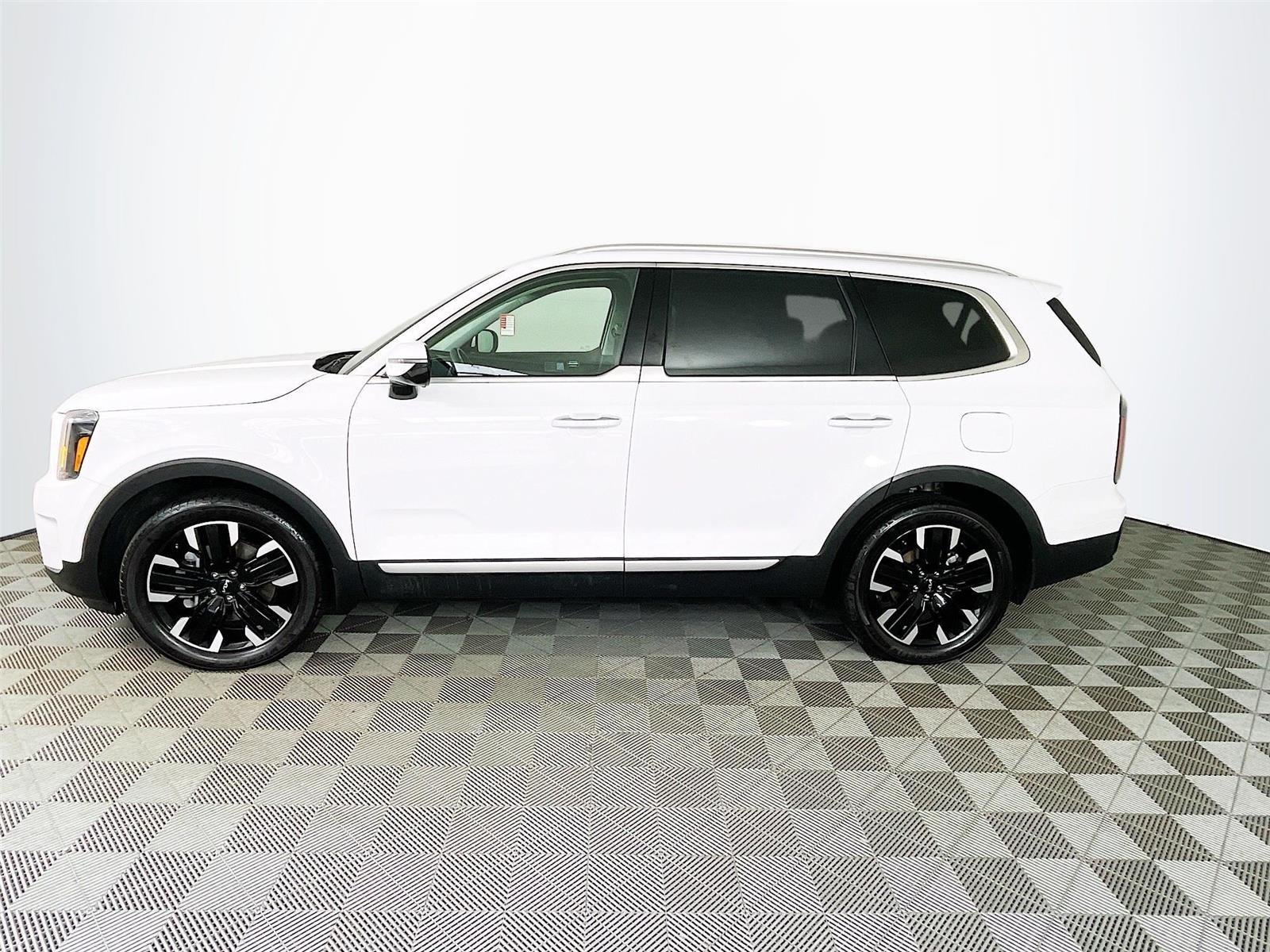 Used 2024 Glacial White Pearl Kia SX-Prestige image 4