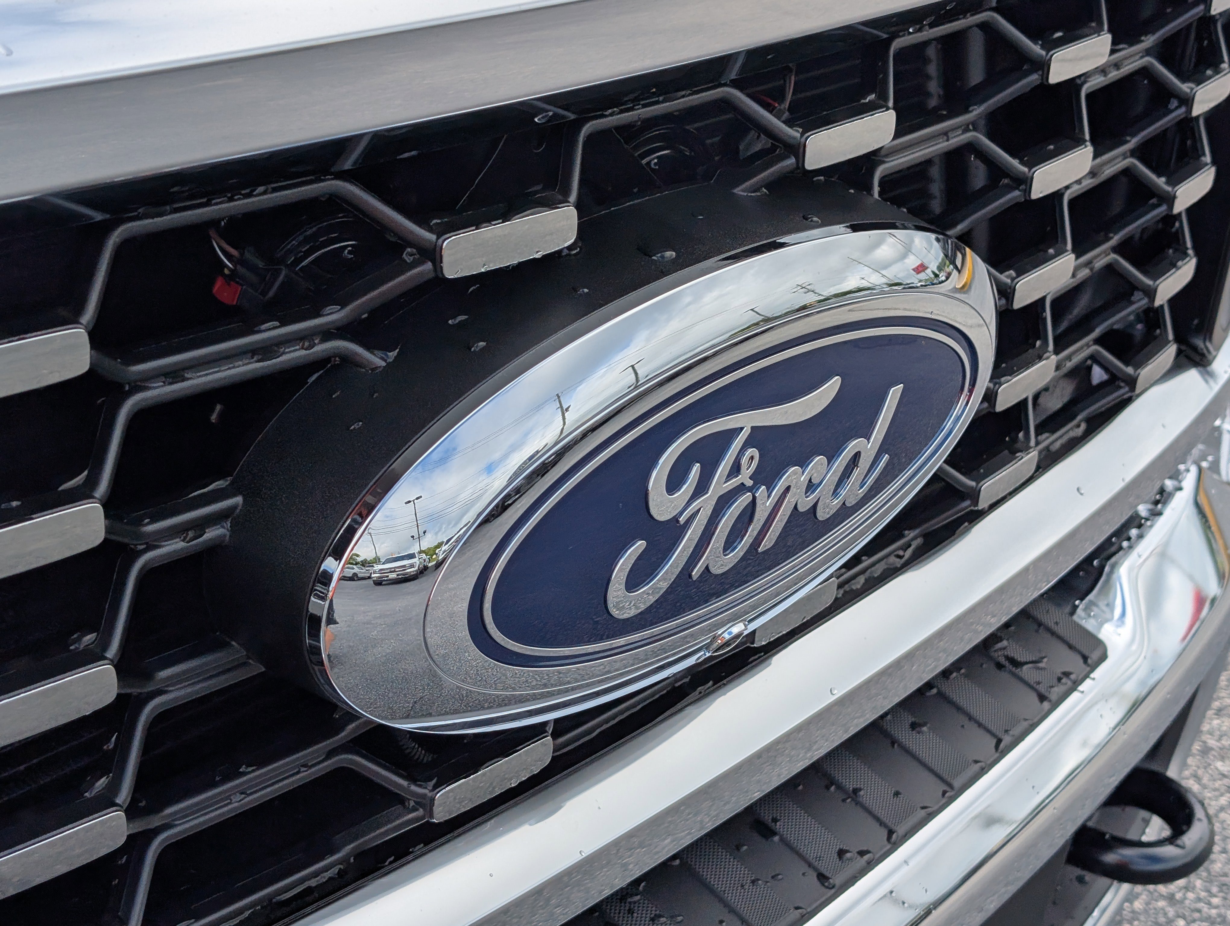 New 2026 Star White Metallic Tri-Coat FORD F-350® Lariat® image 6