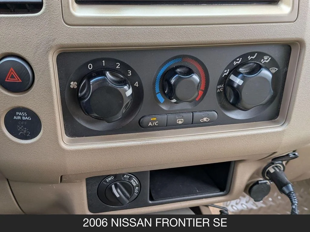 Used 2006 White Nissan SE image 21