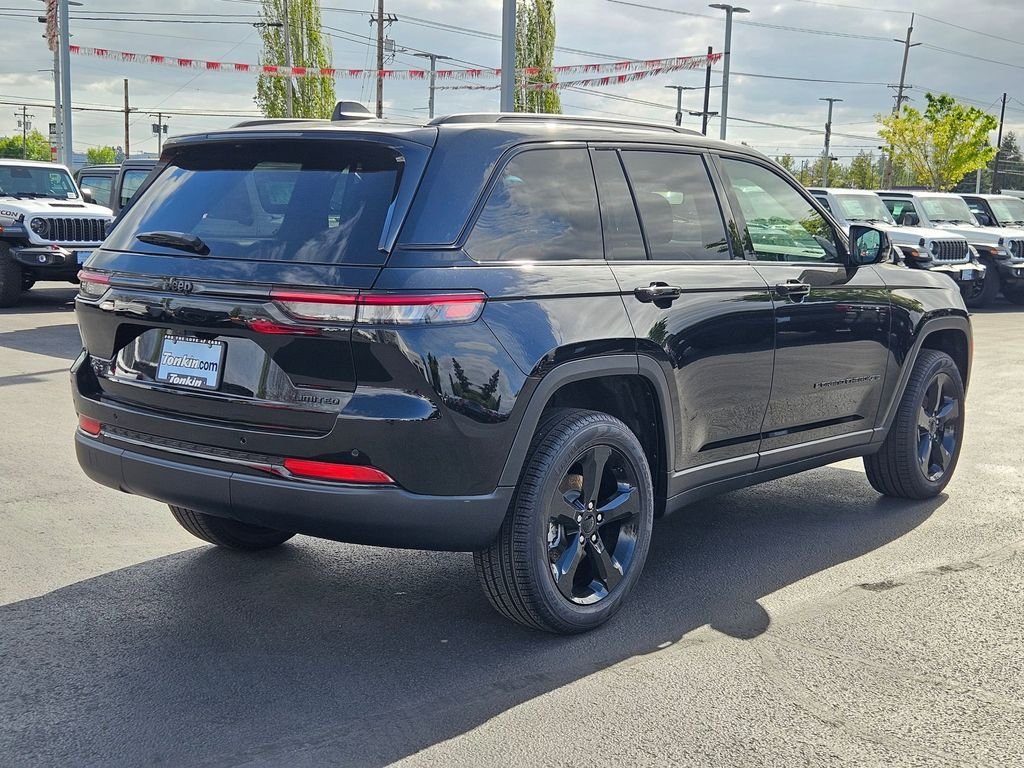 New 2025 Diamond Black Crystal Pearl-Coat Exterior Paint Jeep Limited image 6