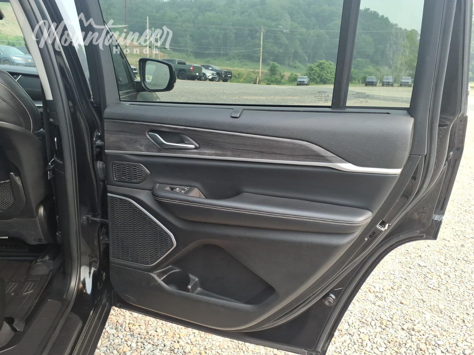 Used 2023 Diamond Black Crystal Pearlcoat Jeep Limited image 18