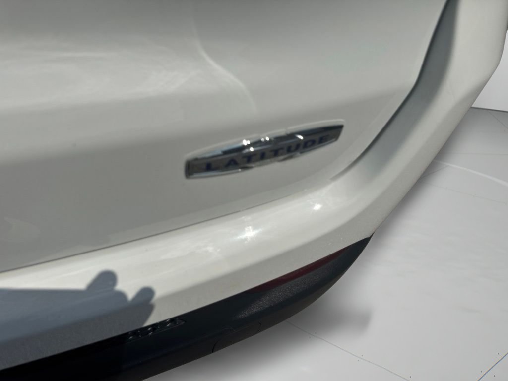 Used 2025 Bright White Clearcoat Jeep Latitude image 40