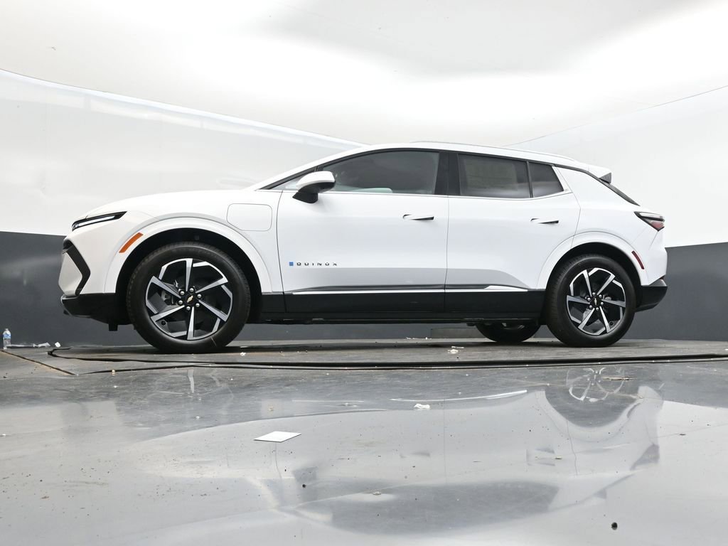 New 2025 Summit White Chevrolet LT image 40