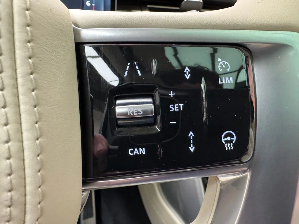 Used 2023 White Land Rover SE image 16
