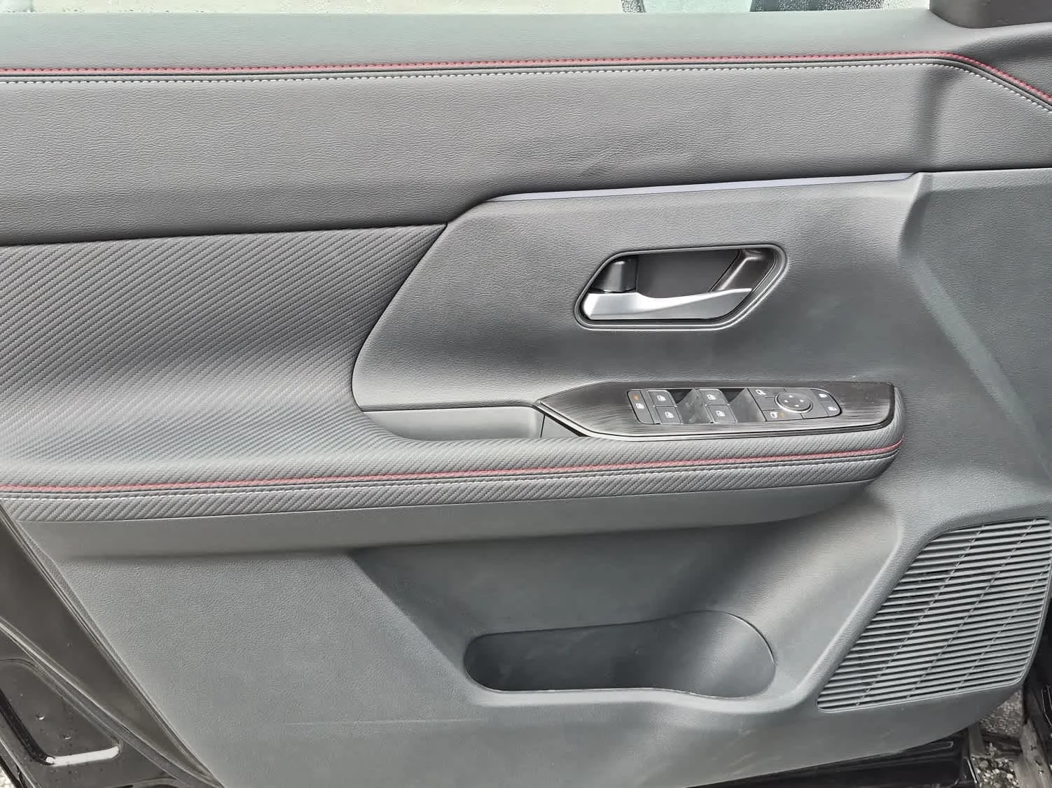 2026 Nissan KICKS SR - Photo 9