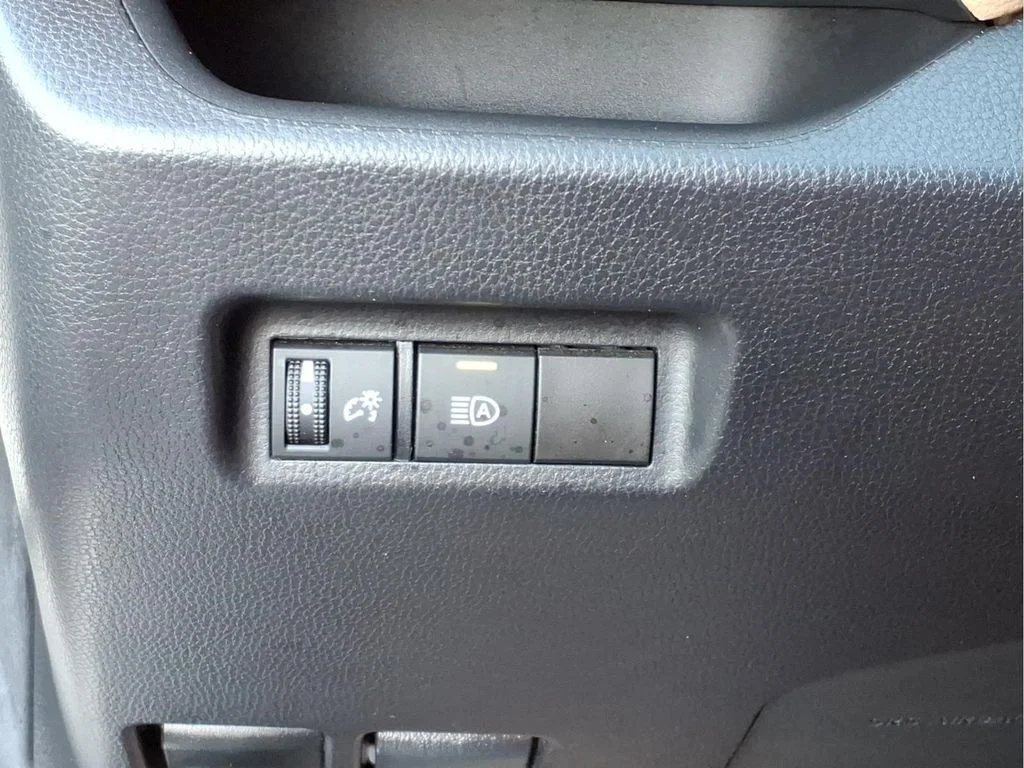Used 2022 White Toyota LE image 14