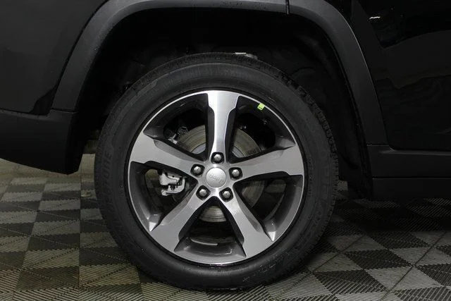 New 2026 Diamond Black Crystal Pearl-Coat Exterior Paint Jeep Limited image 24