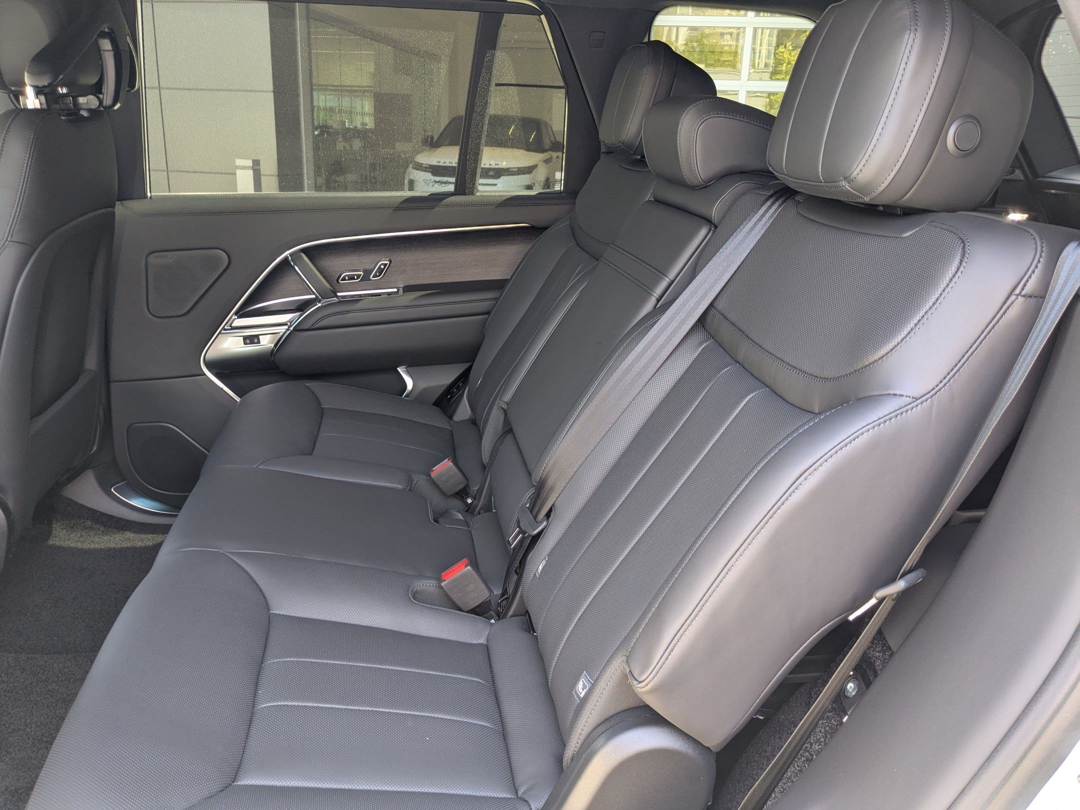 New 2026 Fuji White Land Rover P400 SE LWB 7 Seat image 28