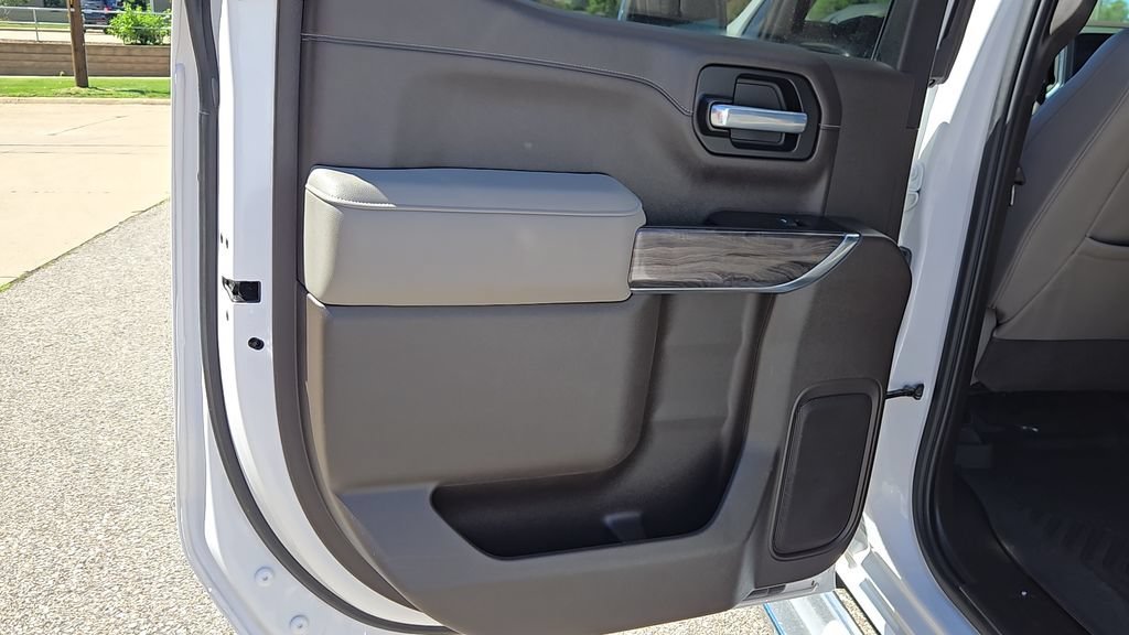 Used 2021 IRIDESCENT PEARL TRICOAT Chevrolet LTZ image 28