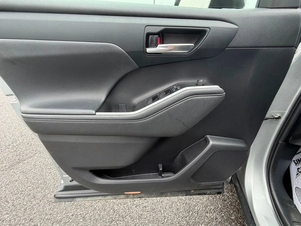 Used 2021 Silver Toyota XLE image 14