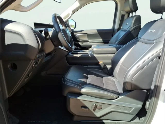 Used 2025  Ford Platinum image 16