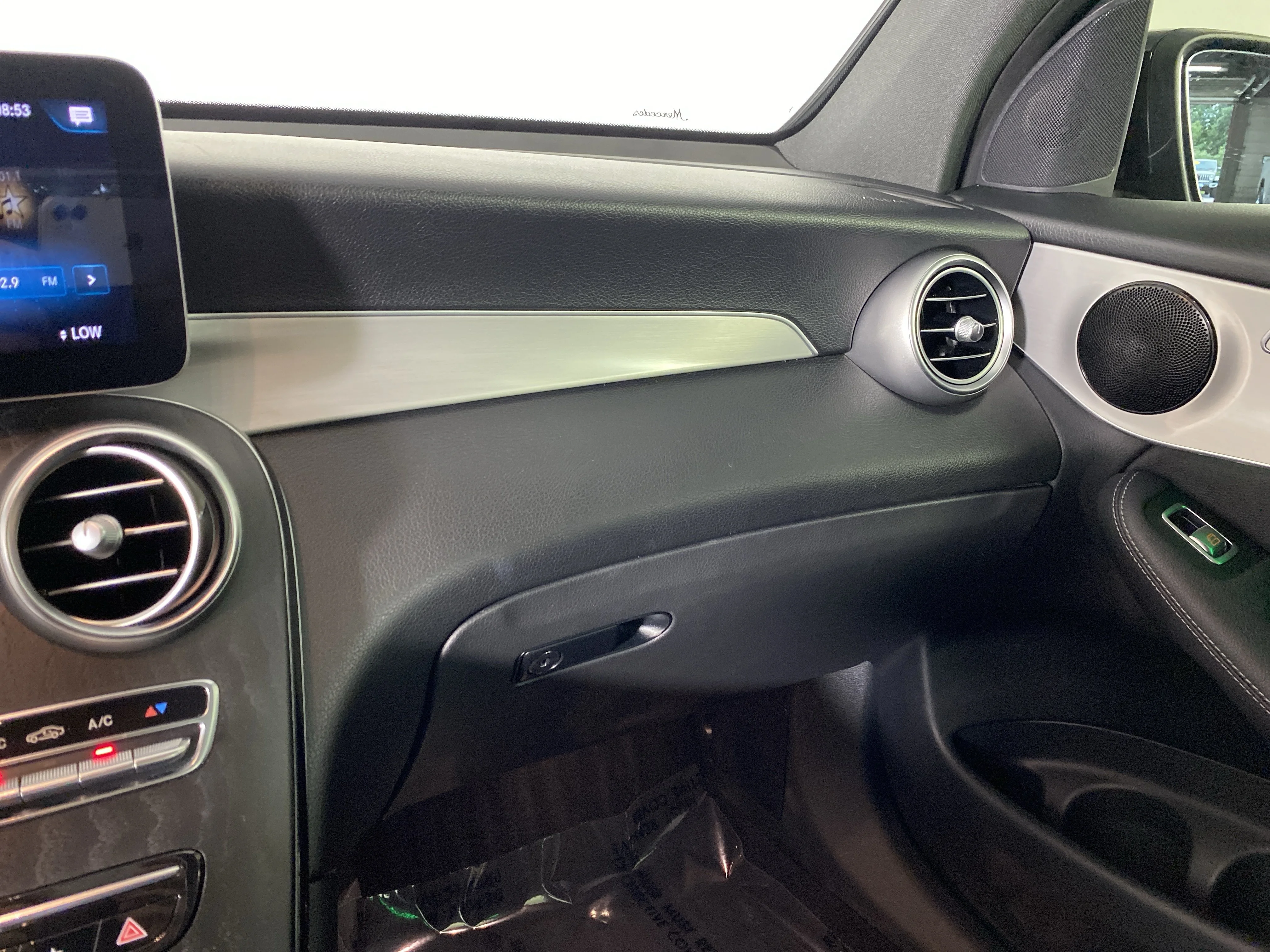 Used 2021 Obsidian Black Metallic Mercedes-Benz GLC 300 image 28
