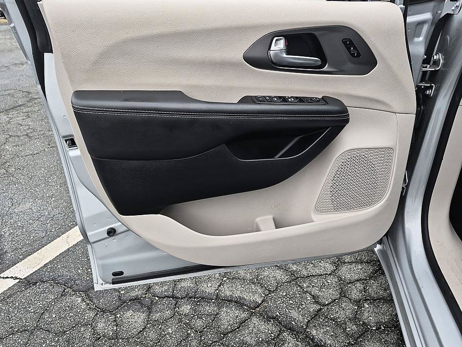 Used 2024 Silver Mist Clearcoat Chrysler Touring L image 12
