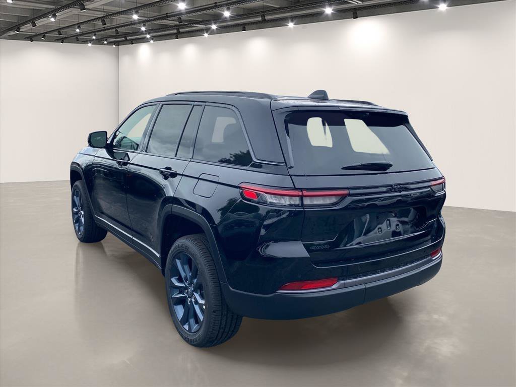New 2026 Diamond Black Crystal Pearlcoat Jeep  image 3