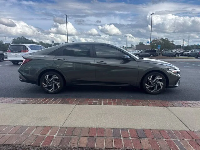 Used 2025 Gray Hyundai SEL Sport image 5