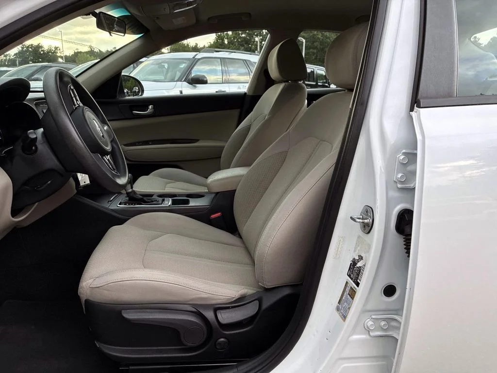 Used 2017 Snow White Pearl Kia LX image 19