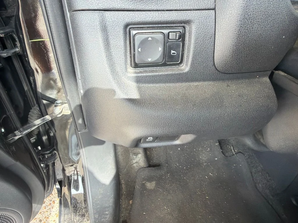 Used 2019 Black Nissan 1.6 SV image 11